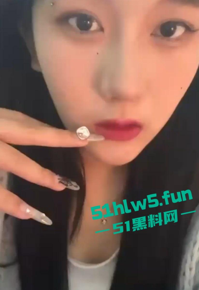 安徽合肥极品美乳母狗【叶蔚然】金主远程调教，黑丝开裆裤暴力撕扯暴力自慰，私人视频曝光流出！-3