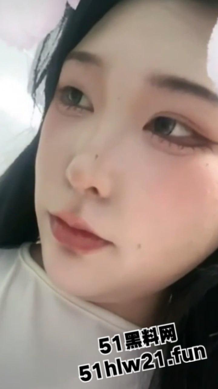 湖北抖音网红【丫丫有肉】身材超傲人的骚母狗，直播时各种走光露点，看着这骚逼是故意的啊。-5