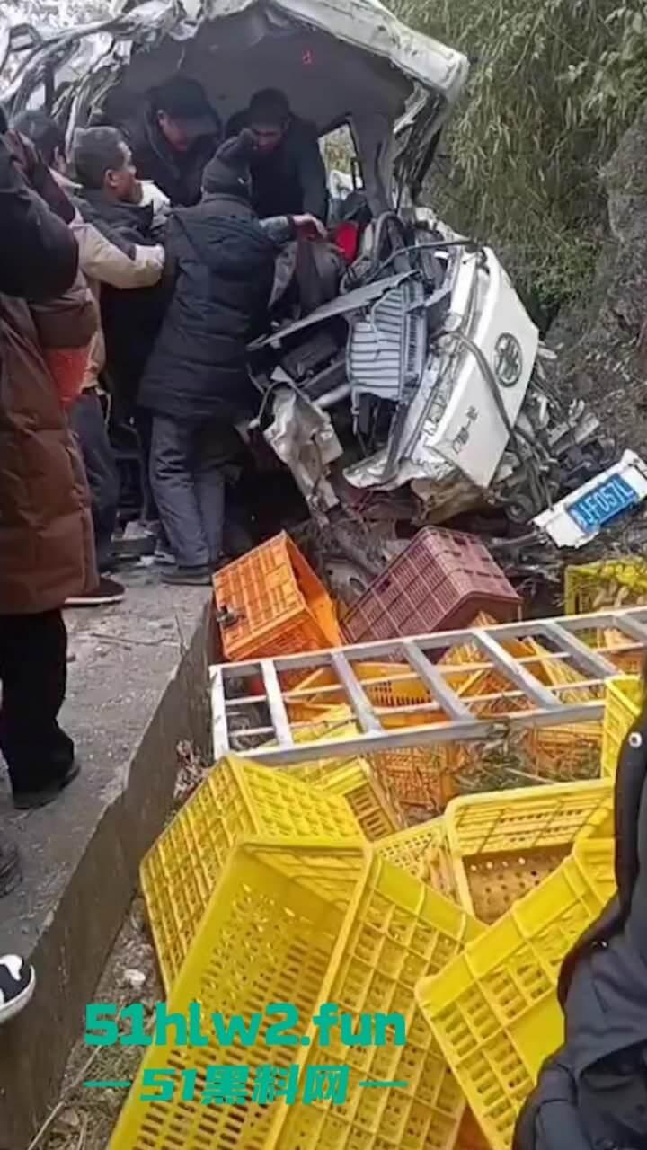 开车打盹儿险送命！湖南石门皂市水库一货车突然失控撞上山体，车头报废人差点归西 。-1
