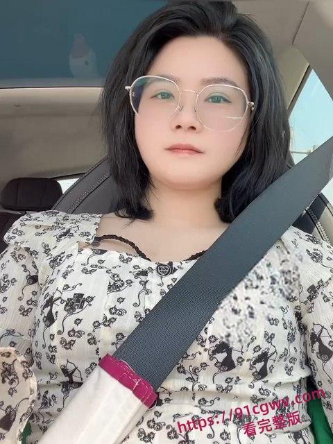 刚结婚就偷情的反差少妇刘启意在自己的家给老公戴绿帽 一个月被操了9次 淫荡至极！-3