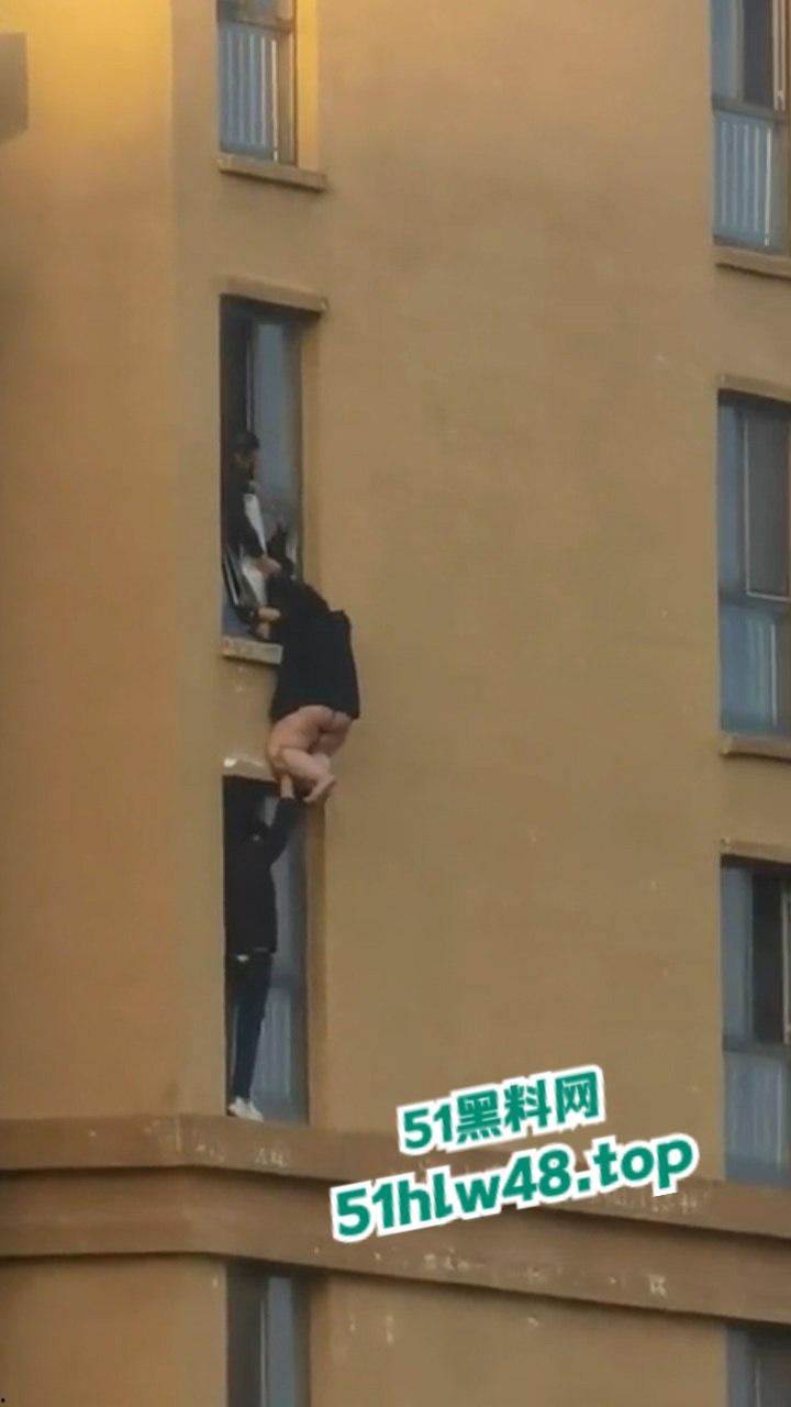 河北定州惊现坦克肉女跳楼，回心转意不跳但四五男人拉不动，女生不幸坠落摔成肉泥！-7