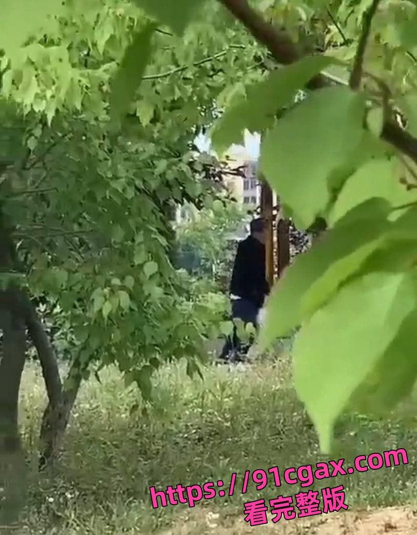 万物复苏的季节野外偷拍到野战现场 看起来后入的很吃力了 果然是人到中年不得已！-2