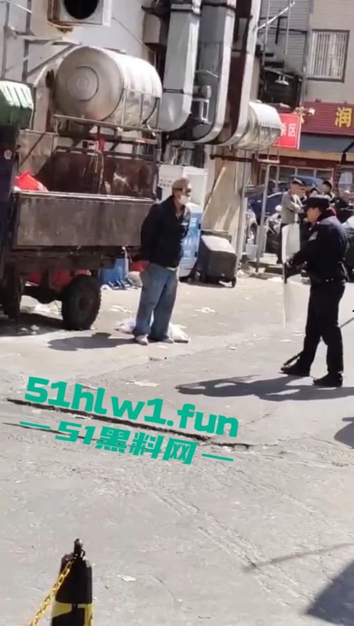 广东海丰县中年大爷手持菜刀怒怼警察，单挑三防爆盾，硬刚场面炸裂牛逼到飞起！-2