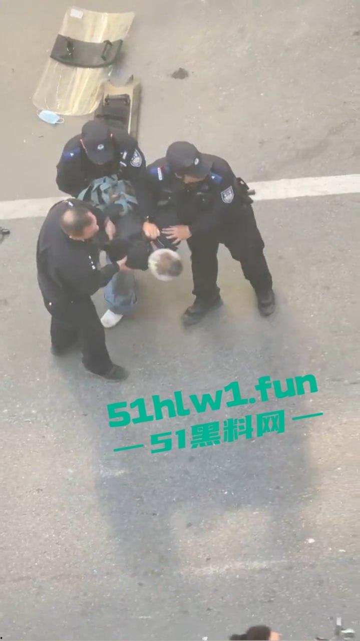 广东海丰县中年大爷手持菜刀怒怼警察，单挑三防爆盾，硬刚场面炸裂牛逼到飞起！-6