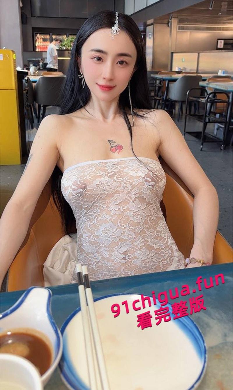 推特网红【西安大表姐】最新露出合集，餐厅商场天桥肆意露出狂欢自慰，淫荡表情反差到极致！-3