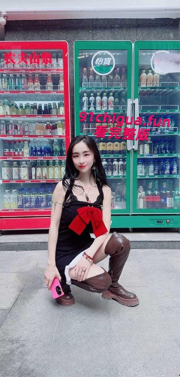 推特网红【西安大表姐】最新露出合集，餐厅商场天桥肆意露出狂欢自慰，淫荡表情反差到极致！-4