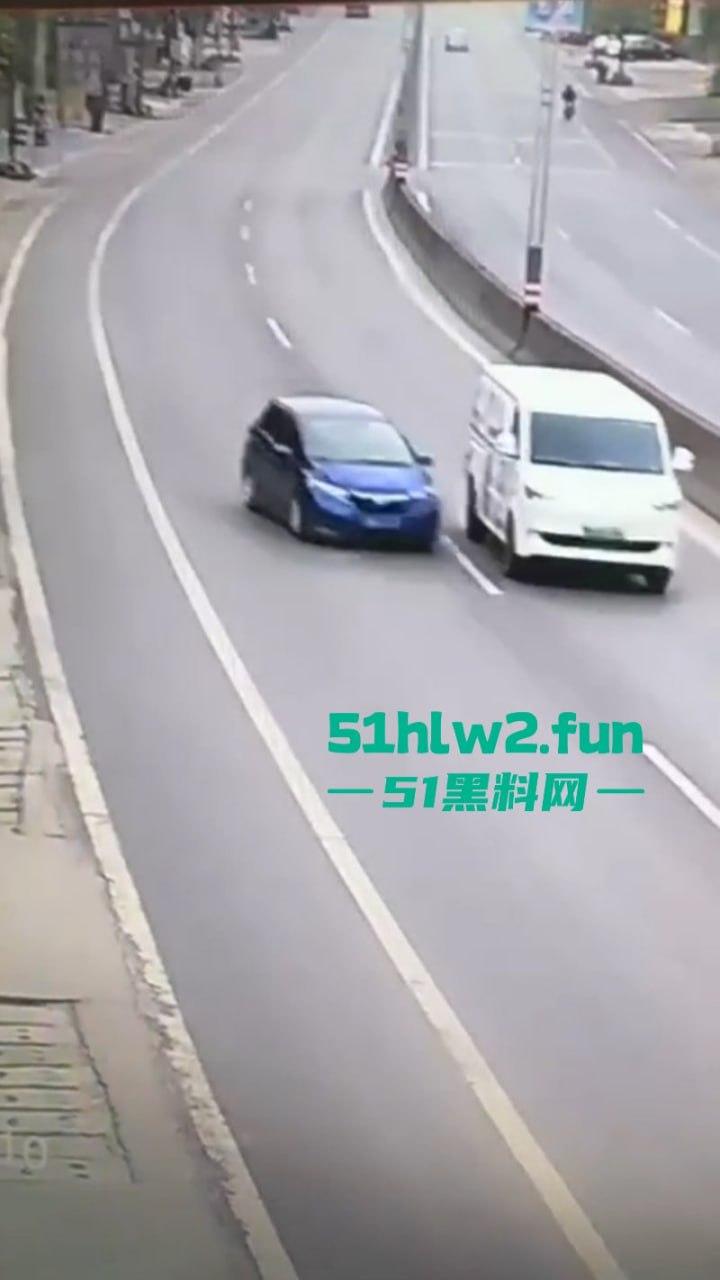 广东一轿车失控撞上路牙当场稀巴烂，司机被撞到懵逼当场灵魂出窍，现场监控视频流出。-4