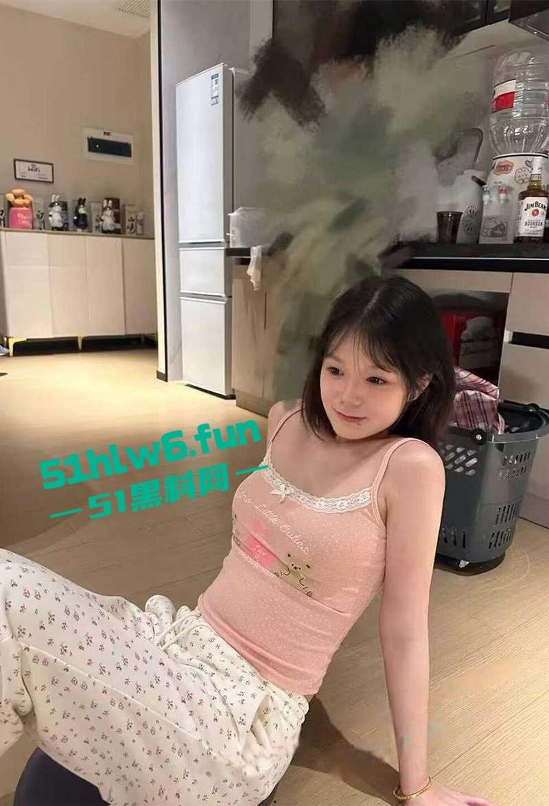 沈阳城市学院女神【张雨婷】露脸调教视频流出，口交吞精趴地当狗反差巨大！-7