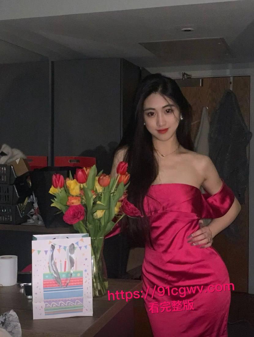 谢菲尔德音乐系高颜女神王天惨遭绿帽男友甩出私密大片！留学圈人人给钱就能上的极品骚货，跪舔鸡巴视频让哥们儿裤裆紧绷-4