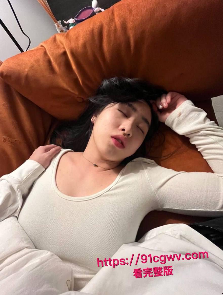 谢菲尔德音乐系高颜女神王天惨遭绿帽男友甩出私密大片！留学圈人人给钱就能上的极品骚货，跪舔鸡巴视频让哥们儿裤裆紧绷-11