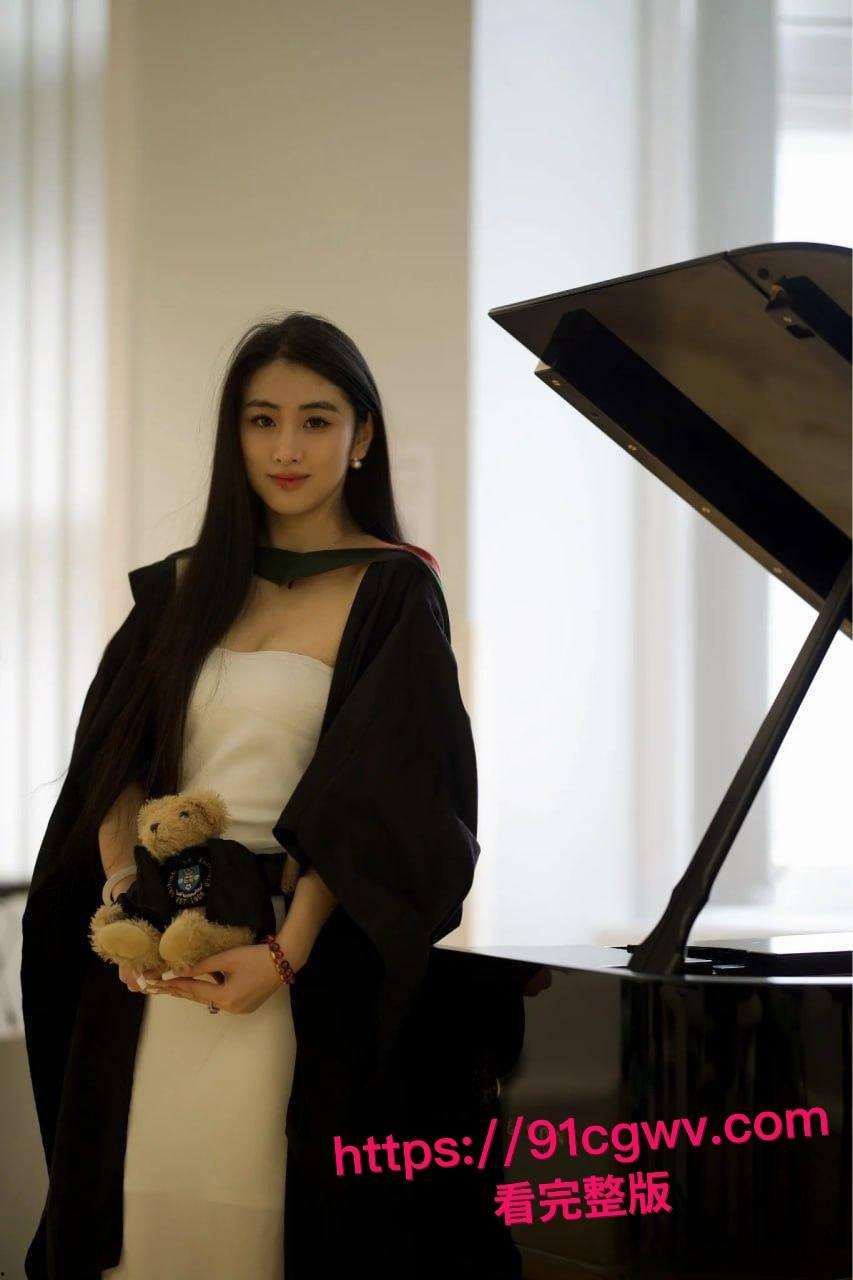 谢菲尔德音乐系高颜女神王天惨遭绿帽男友甩出私密大片！留学圈人人给钱就能上的极品骚货，跪舔鸡巴视频让哥们儿裤裆紧绷-19