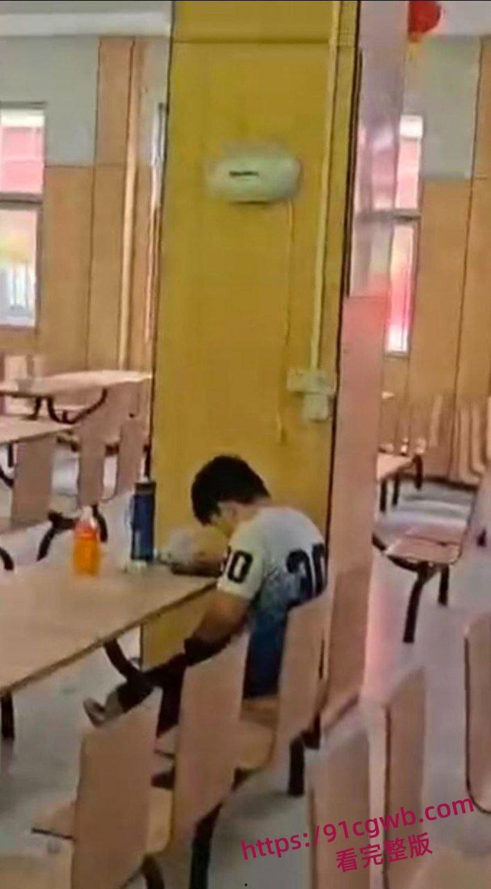 现在学生真是饥渴 直接食堂撸管 握紧猛撸喷汁 旁边饭友目瞪口呆 更有老六手机偷拍全程-4
