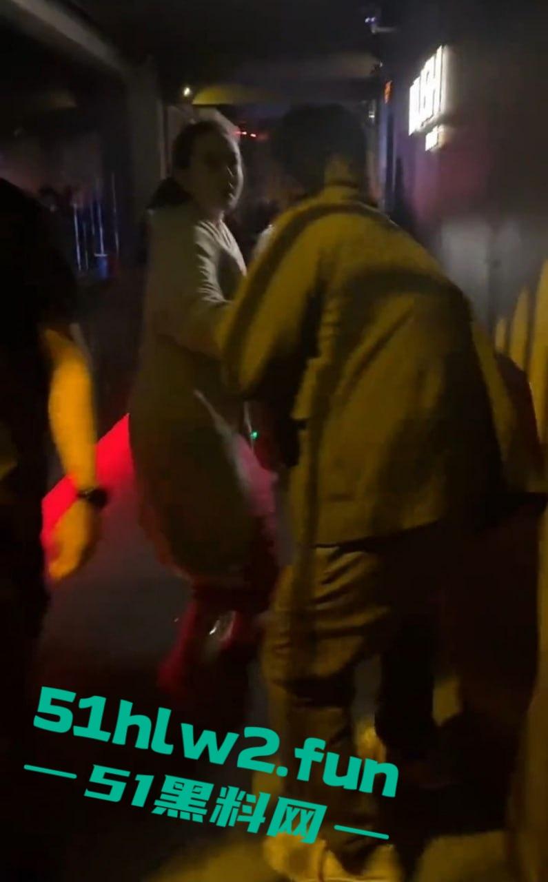 这痴汉是有多饿？虎式坦克酒吧被蹭屁眼？这1米81、160公斤的猛货直接揪痴汉找保安，哥们你是饿疯了吧？-7
