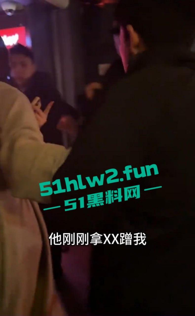 这痴汉是有多饿？虎式坦克酒吧被蹭屁眼？这1米81、160公斤的猛货直接揪痴汉找保安，哥们你是饿疯了吧？-8