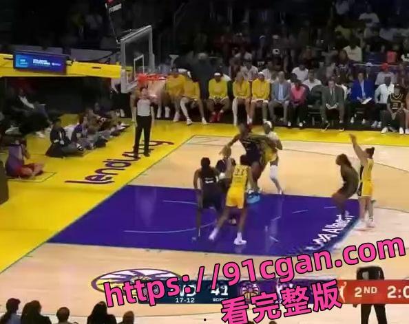 WNBA比赛突发奇葩事件：女球员竟意外掉落绿色假鸡巴引发热议 网友调侃这算不算使用兴奋剂？-2