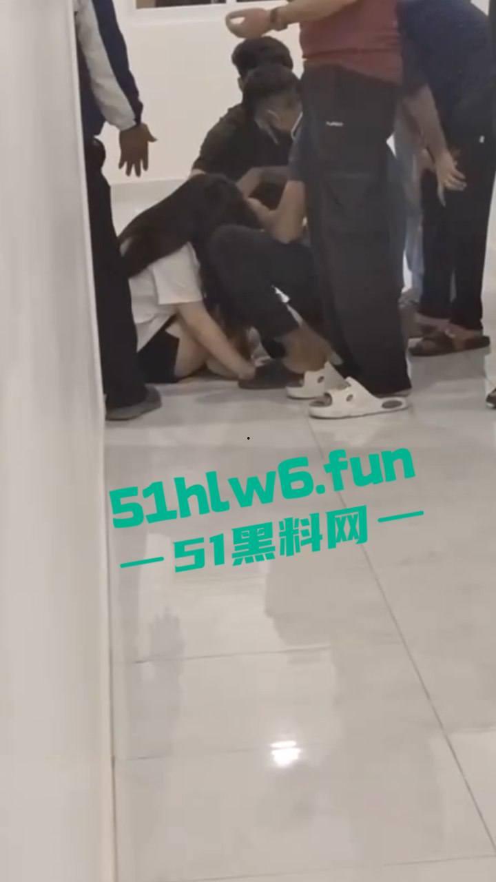 柬埔寨波贝太子园区，韩国男子强奸女子被老外们制止逮捕，韩国男还现场装逼结果直接被警方带走。-5