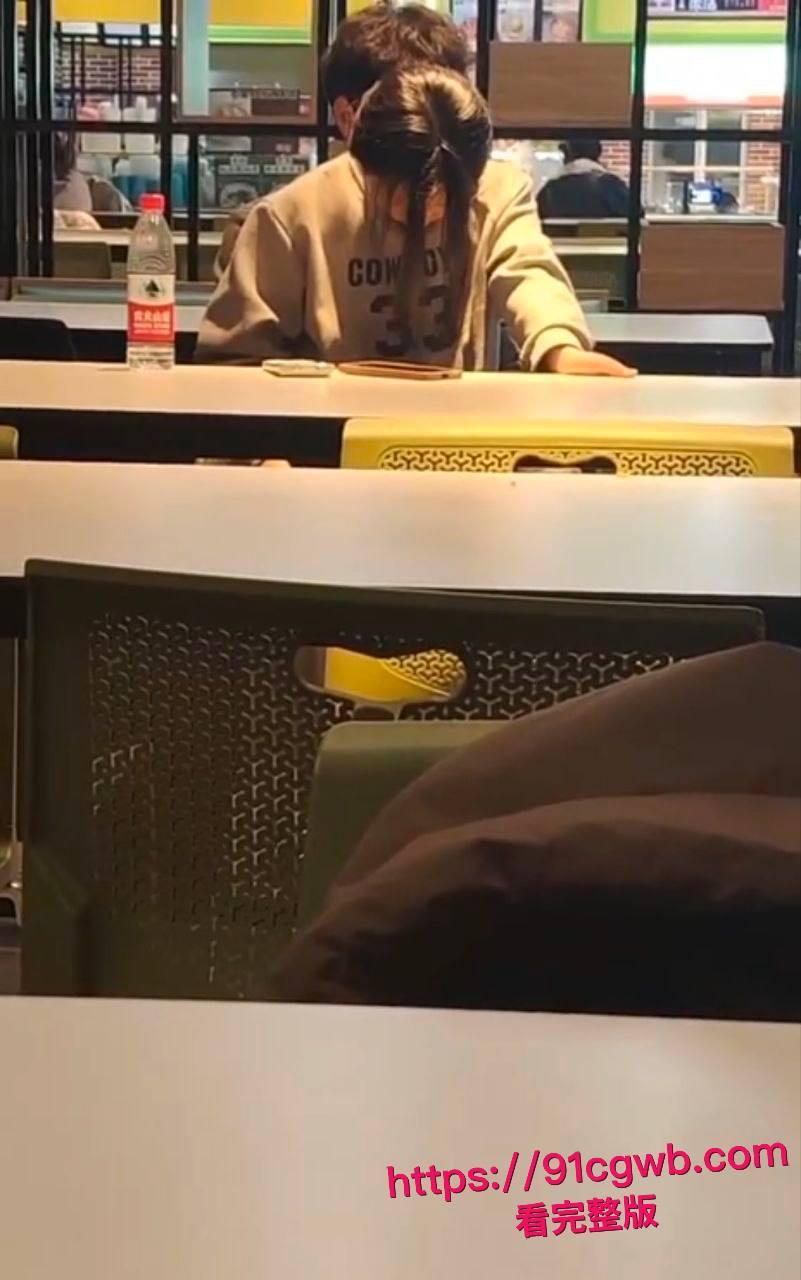 年轻人还是玩得花！大学生情侣在餐厅竟然公然做爱 饥渴妹子主动坐上男友鸡巴被老六全程拍下 ！-1