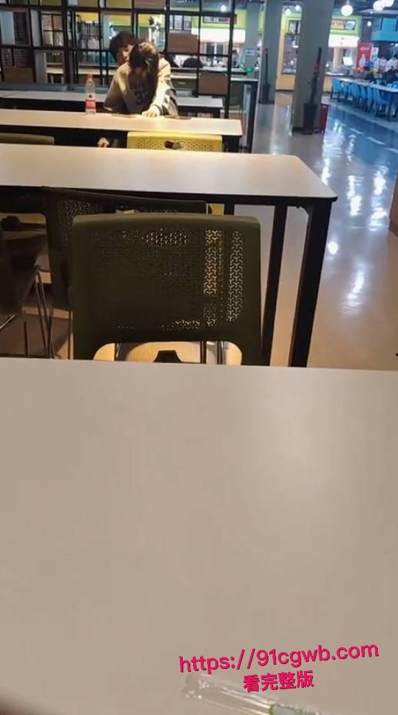年轻人还是玩得花！大学生情侣在餐厅竟然公然做爱 饥渴妹子主动坐上男友鸡巴被老六全程拍下 ！-3