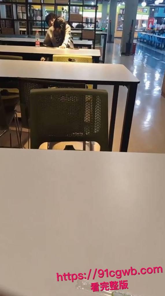 年轻人还是玩得花！大学生情侣在餐厅竟然公然做爱 饥渴妹子主动坐上男友鸡巴被老六全程拍下 ！-4