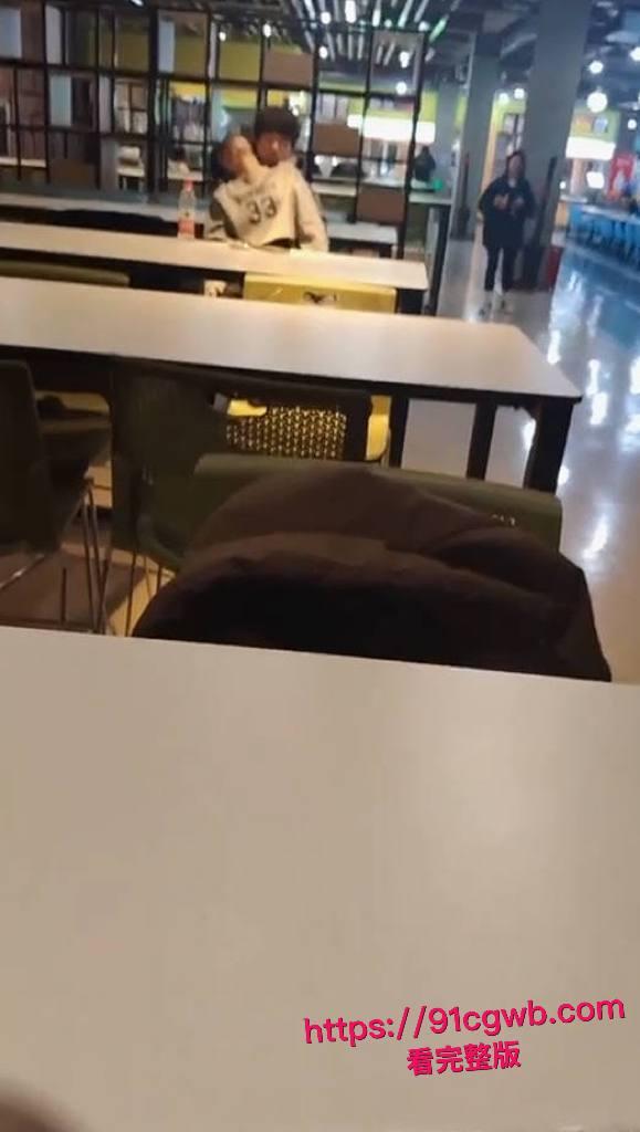 年轻人还是玩得花！大学生情侣在餐厅竟然公然做爱 饥渴妹子主动坐上男友鸡巴被老六全程拍下 ！-6