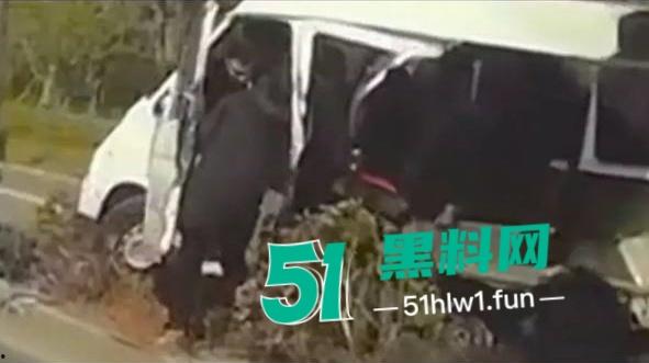 网传视频浙江桐乡屠甸车祸，疑似辆车开斗气车相撞一死一伤，面包车直接粉碎半个车厢消失。-5