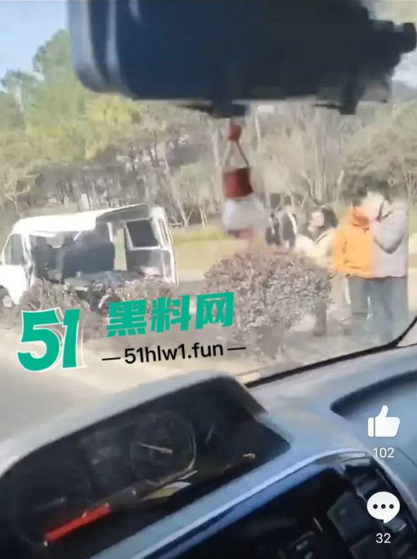 网传视频浙江桐乡屠甸车祸，疑似辆车开斗气车相撞一死一伤，面包车直接粉碎半个车厢消失。-7