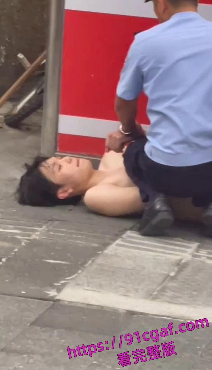 哥们胆大包天！一男子一丝不挂裸体尾随别人女友行为诡异-5