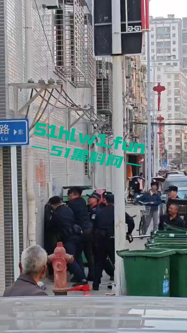 广东揭阳无业男子持刀示威被防暴警察当街擒拿 成功把自己送进局子 年夜饭有着落了！-1