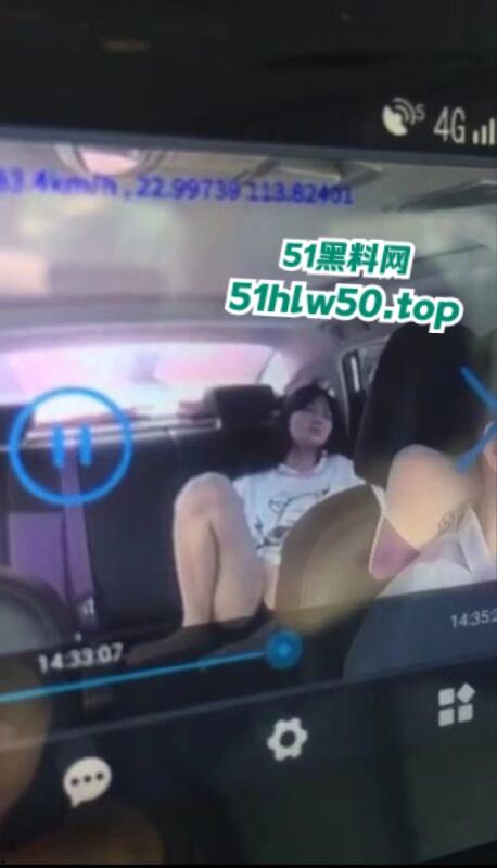 网约车司机监控偷拍,长腿学生妹按耐不住寂寞,竟在车上看片自慰被曝光,网友直呼跪求联系方式!-3