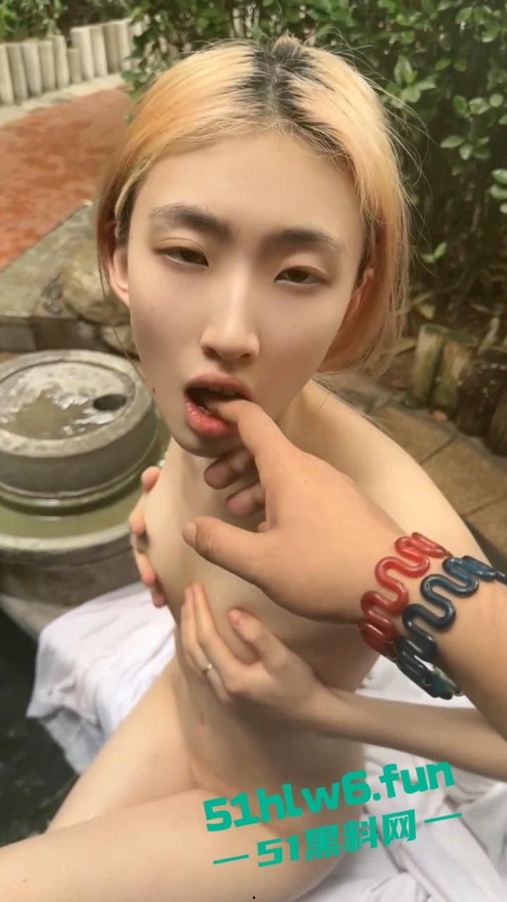 顶级身材校花女神【濑濑】身材高挑腿长逆天，被土豪调教自慰露出全裸游走学校性感至极。-2