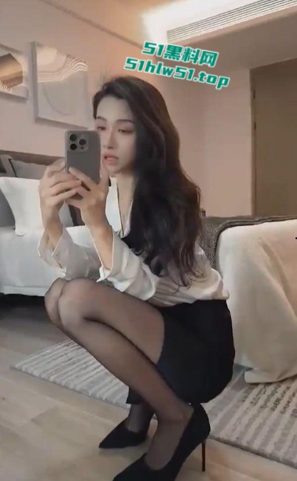 抖音极品擦边主播【大栗】福利视频来袭，大长腿御姐三点全露，土豪们真是太会调教玩弄！-3