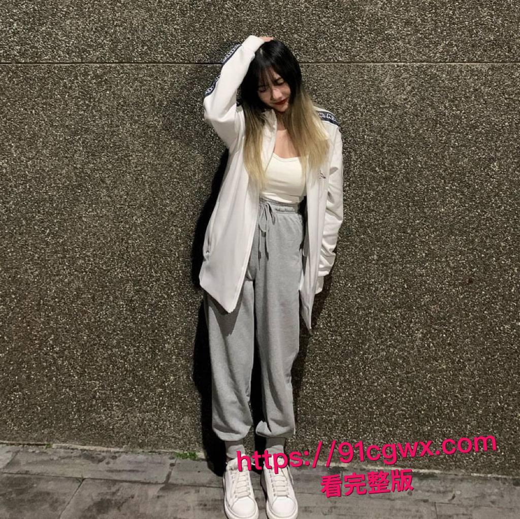 浙江金华女大郑丝婕反差婊实锤！平时清纯学妹私下爱当母狗舔大鸡巴，后入爆操骚穴喷水还爱语音厅聊骚勾男人！-9