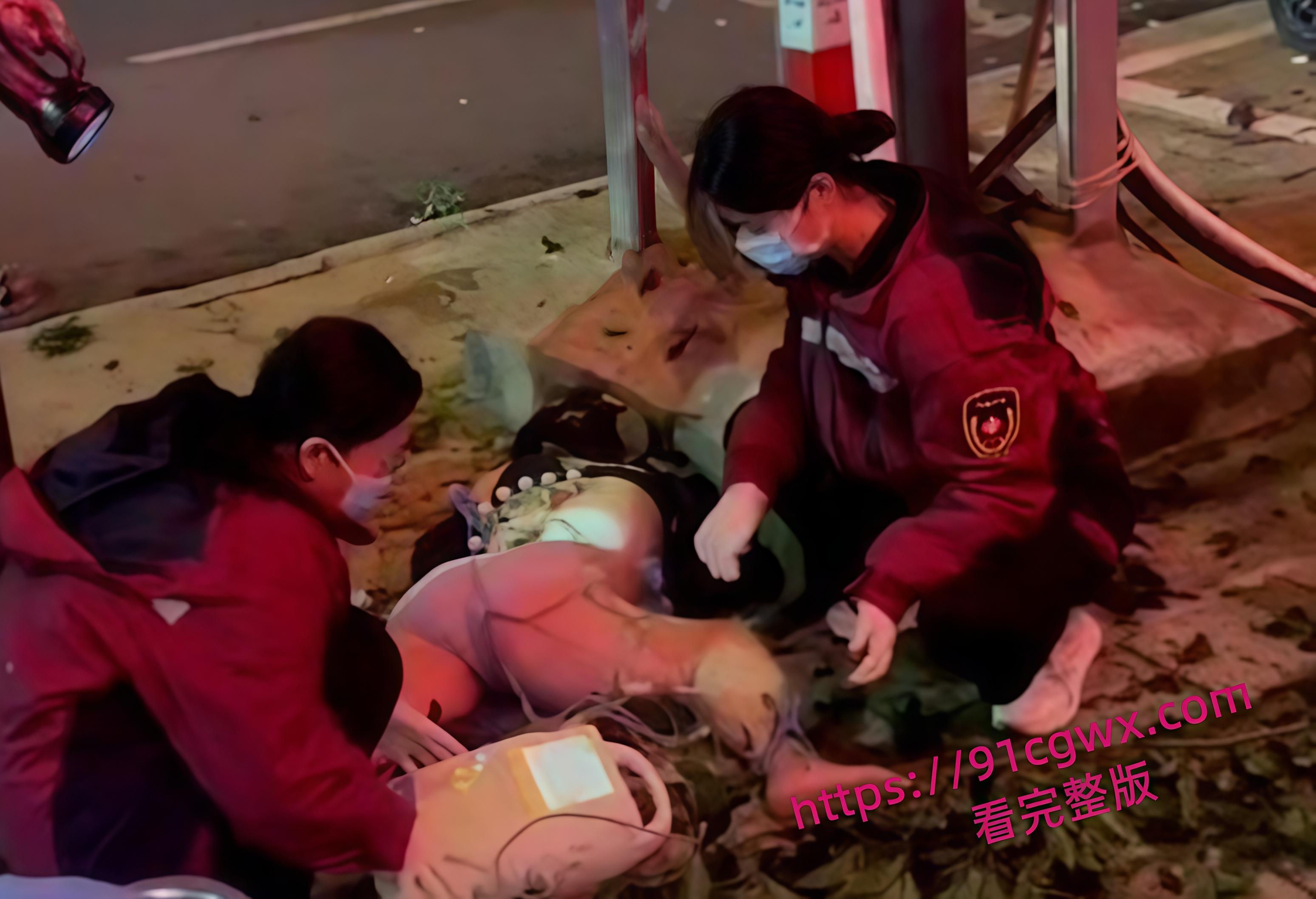 血腥慎入！云南砚山县 锦华宾馆门口发生车祸 现场惨不忍睹-1