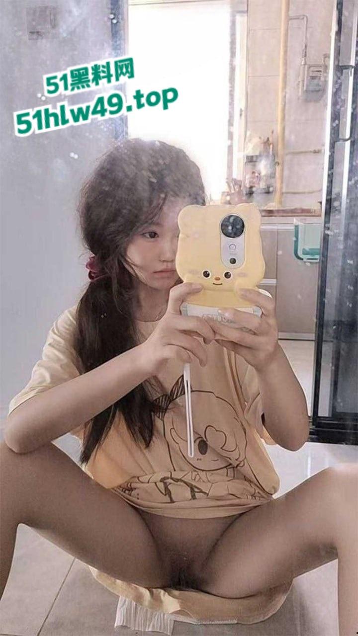 云南师范大学眼镜妹【周晓琴】高颜值学妹私下寂寞难耐，在家自拍火辣自慰视频，撩骚求人狠狠插入！-7