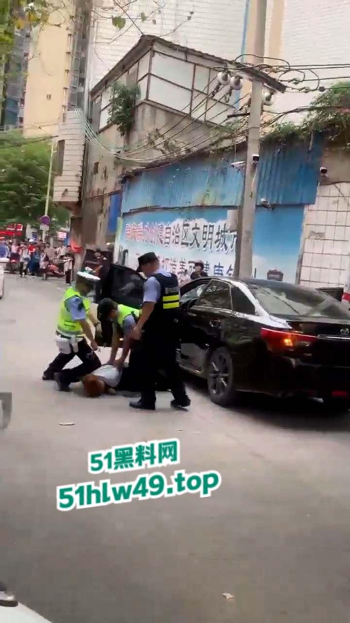 广东深圳精神小妹自驾无牌车辆小学门口，冲卡撞人后背厢藏刀带凶早想报复社会？-8