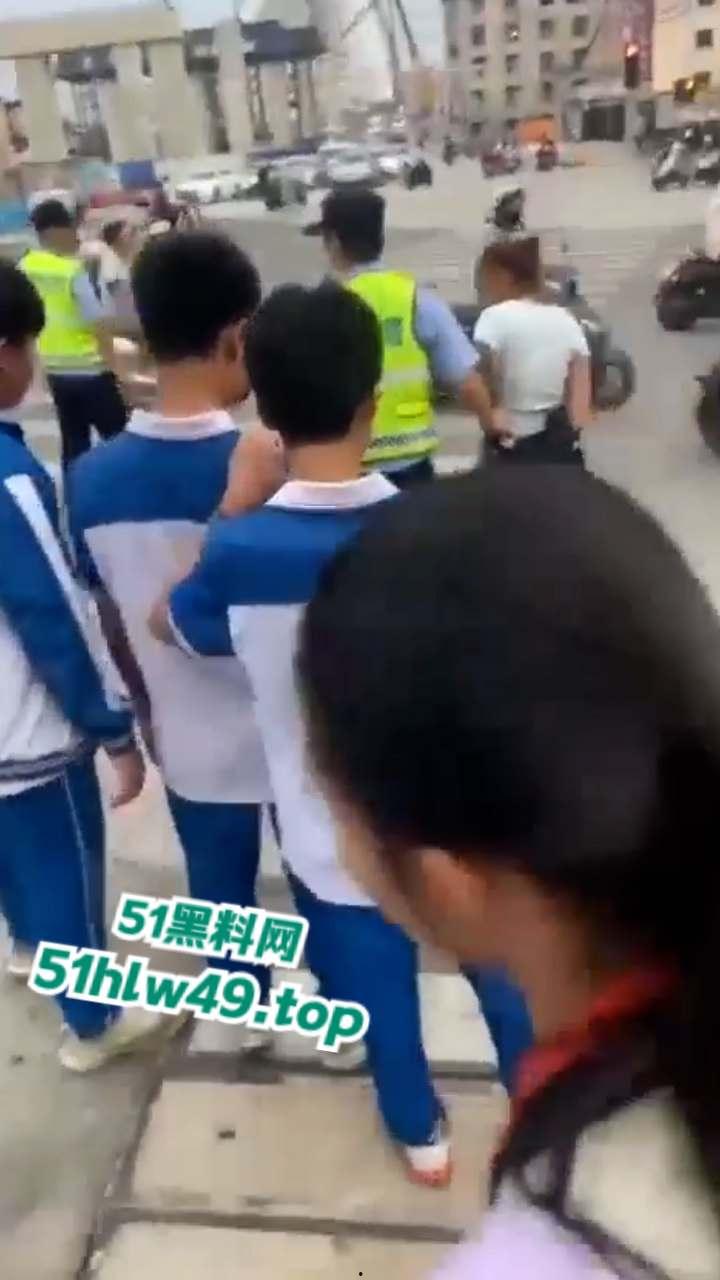 广东深圳精神小妹自驾无牌车辆小学门口，冲卡撞人后背厢藏刀带凶早想报复社会？-10