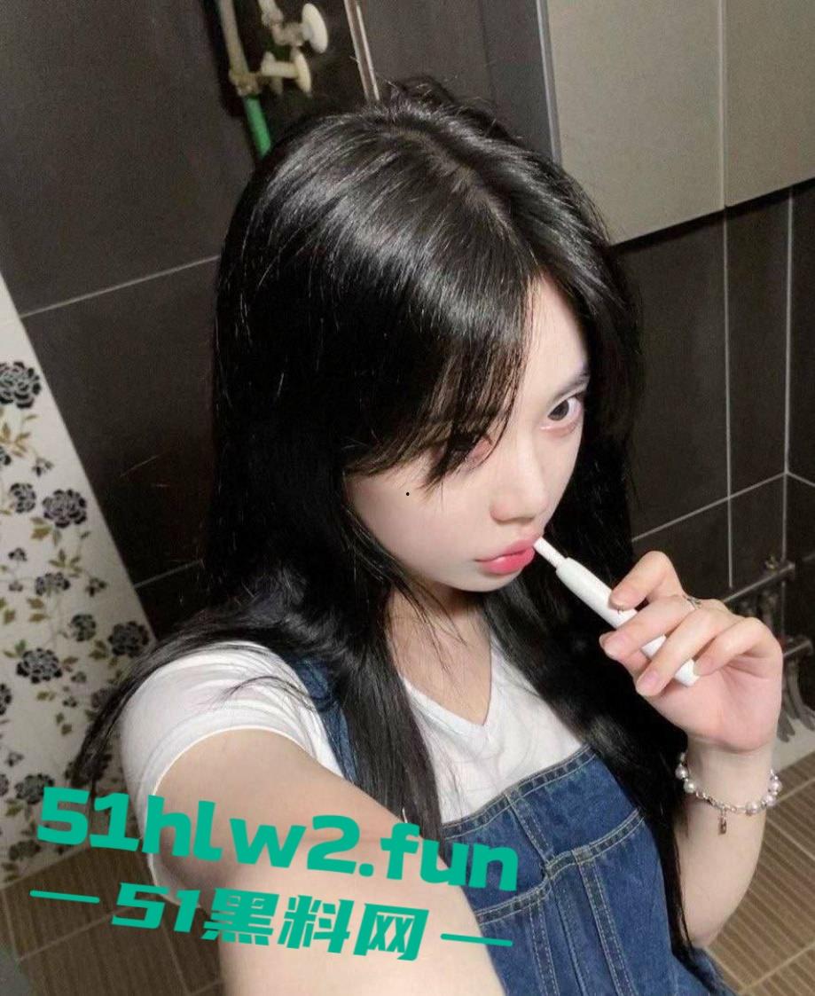 浙江杭州女模【张梓丹】大年就被金主爸爸脚趾插逼,穷人的女神富人的泄欲母狗。-3