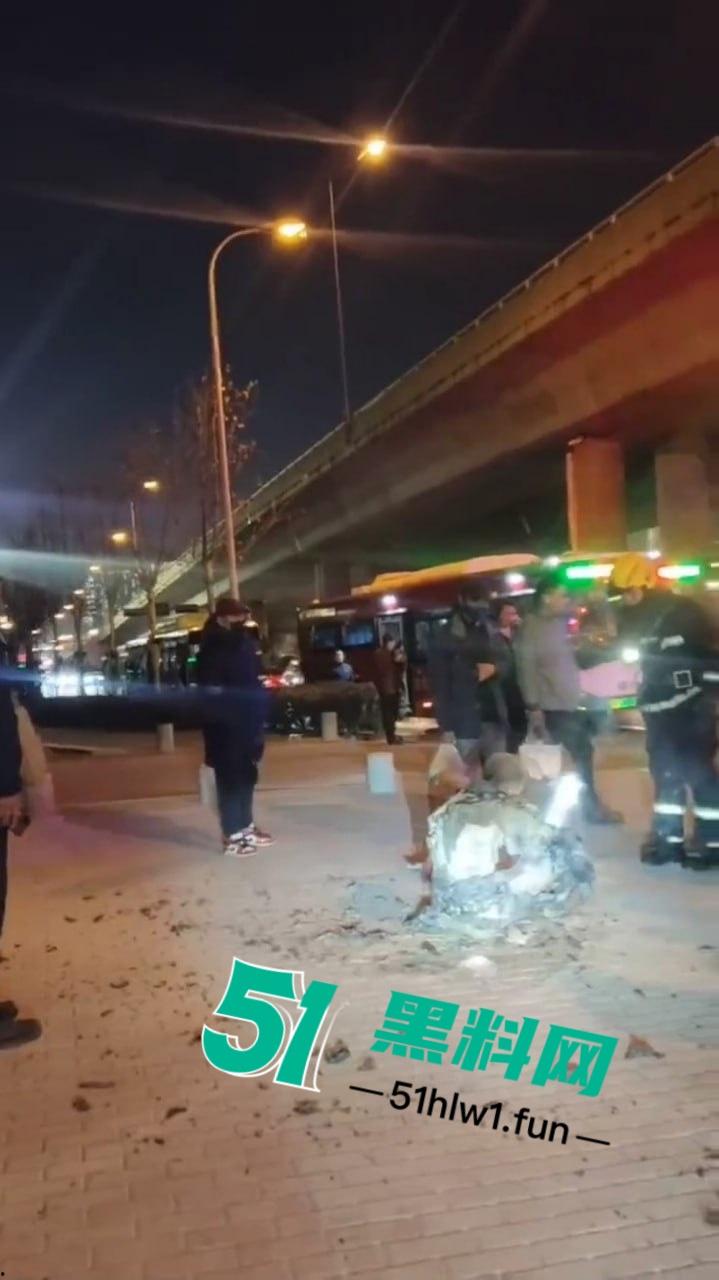 青岛海尔路上演火焰奇葩秀,自焚哥一身火光冲天 想变凤凰结果成了烧鸡?-3