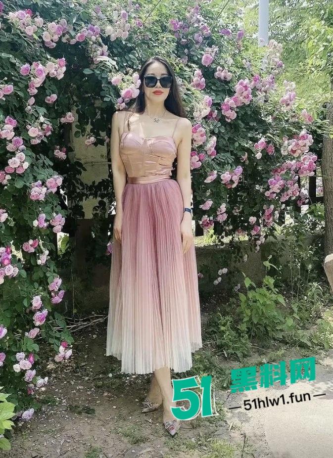 高跟连衣裙名媛【C姨】被老头后入到哭 出气入气全是浪，后入呻吟让人想关音量但舍不得！-8