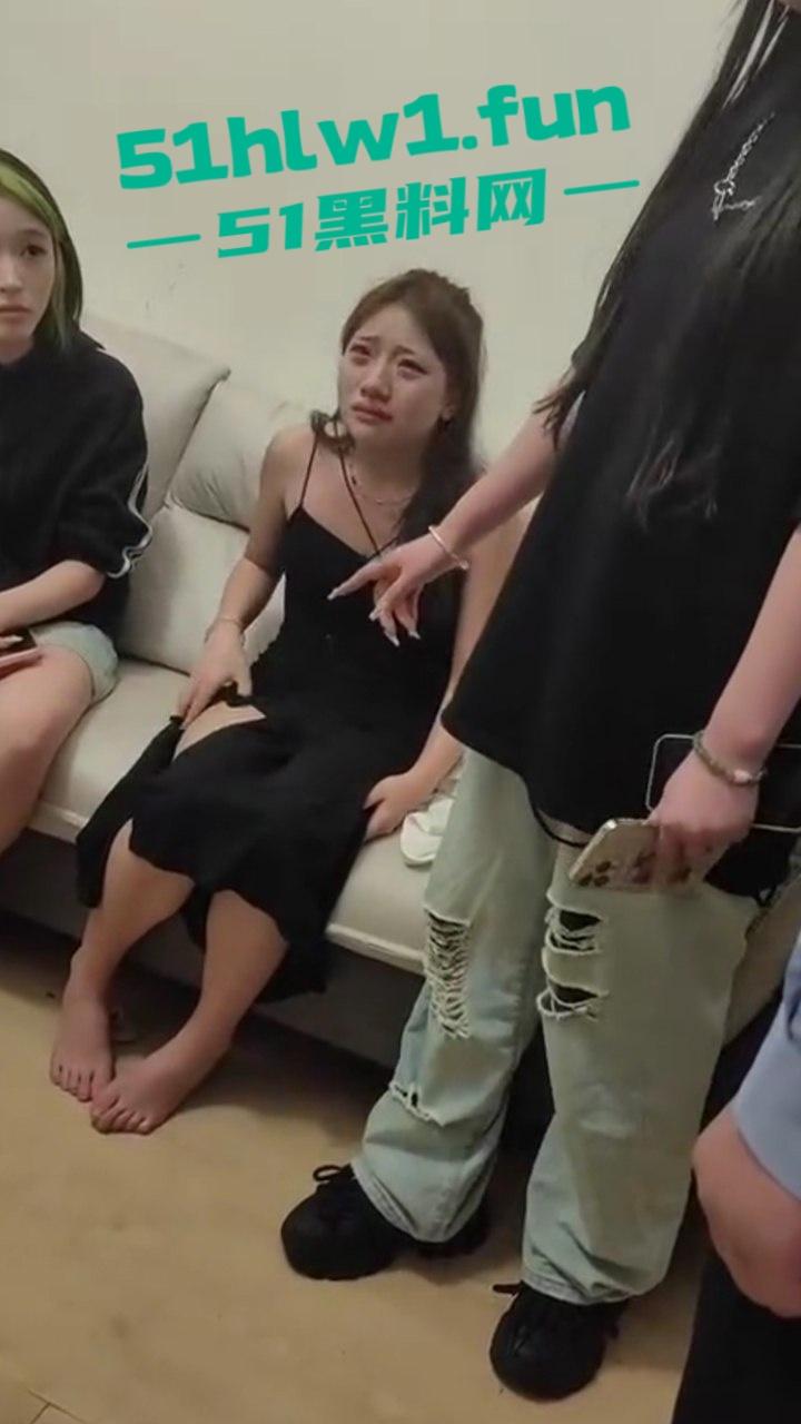 大神附近约炮长腿学生妹，因为鸡巴太大太猛，给小姐姐操跑了，还被强行拉回来继续操，小姐姐直接选择报警。-2