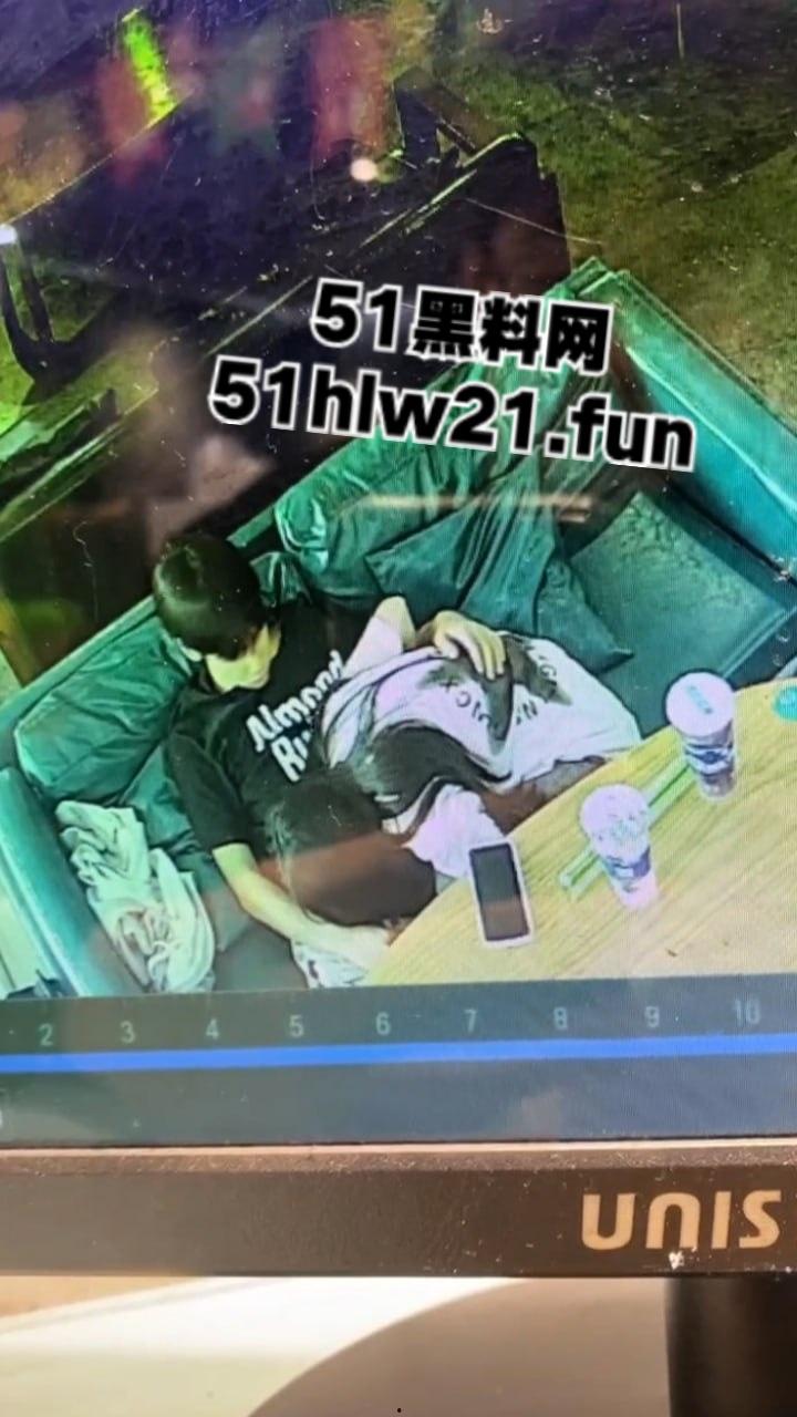 广西玉林仙尼奶茶店，偷拍同校高冷女神【孙晓慧】给校外给一男子口交，同学调出监控将其曝光。-1