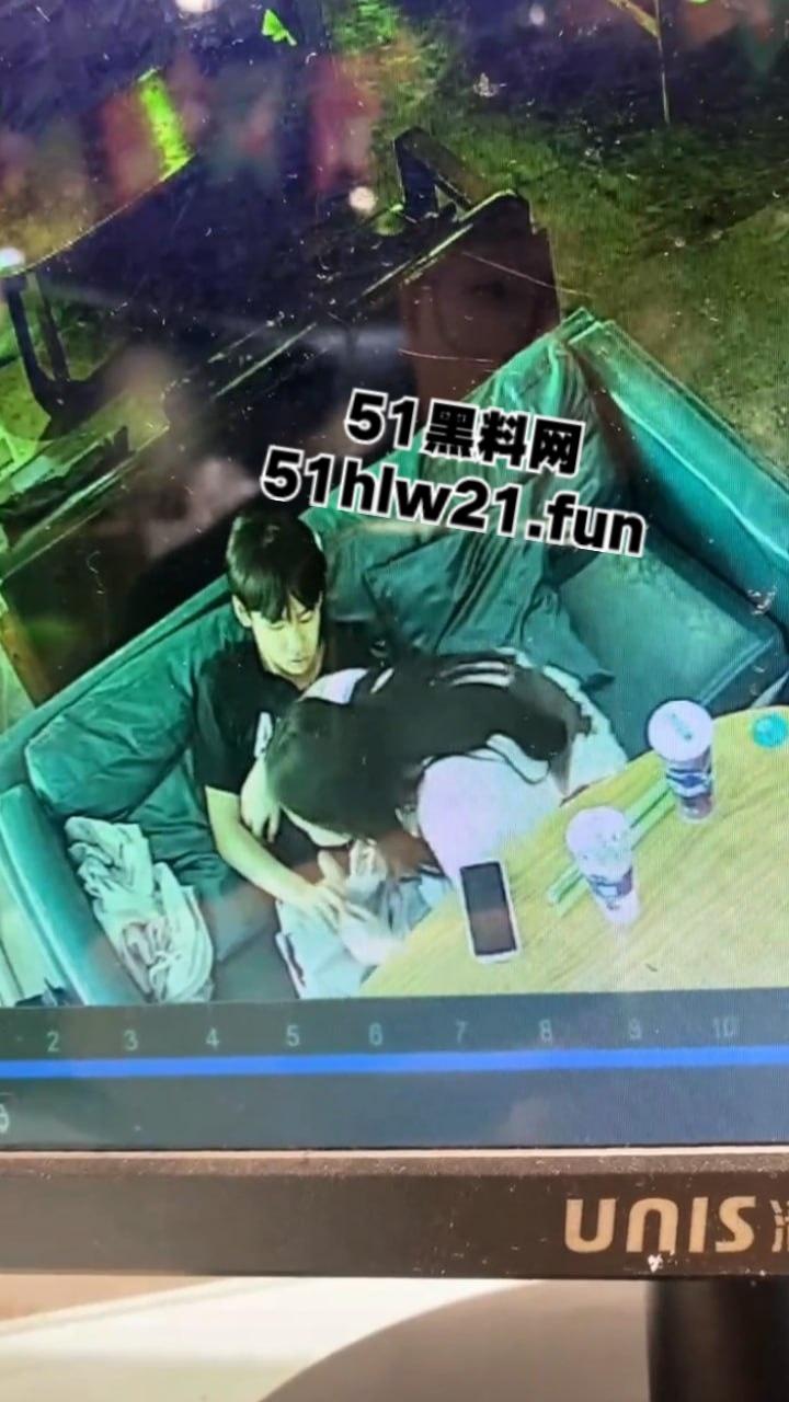 广西玉林仙尼奶茶店，偷拍同校高冷女神【孙晓慧】给校外给一男子口交，同学调出监控将其曝光。-6