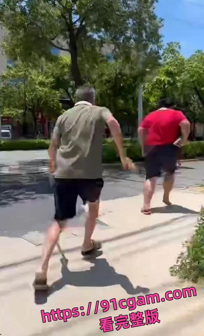 福建泉州肥宅试图强奸69岁老太！变态男巷弄作案被路人当场制服！-4