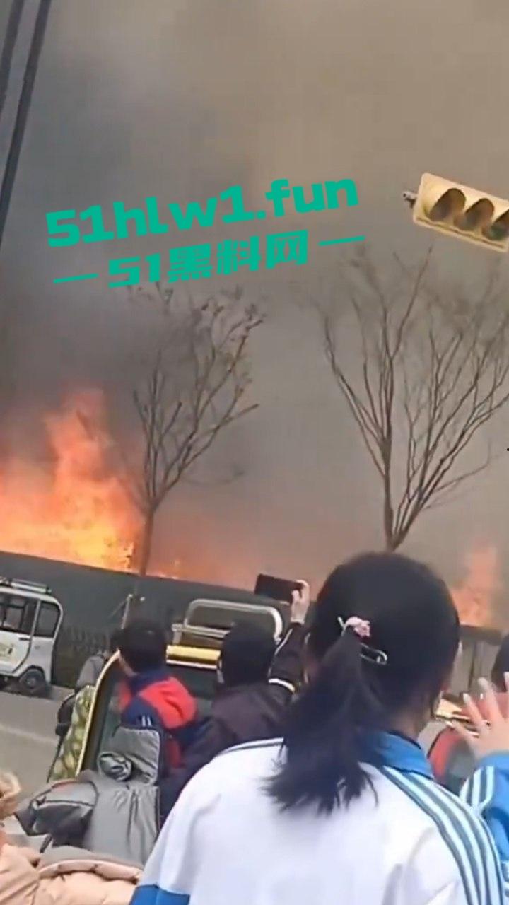 辽宁一停车场突发大火，竟是几个熊孩子放学后玩火烧车，导致几百辆车被烧毁这些家长可赔大了。-1