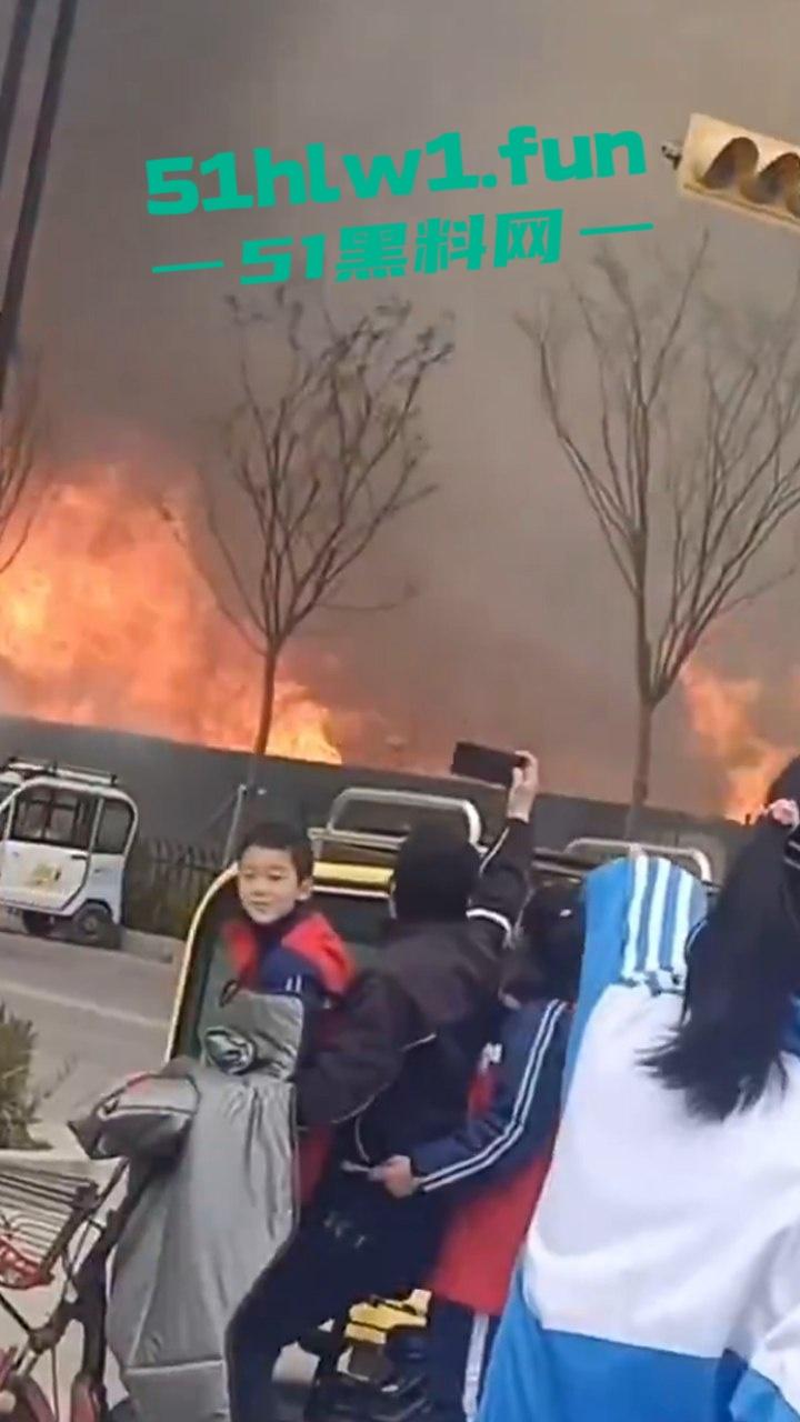 辽宁一停车场突发大火，竟是几个熊孩子放学后玩火烧车，导致几百辆车被烧毁这些家长可赔大了。-4