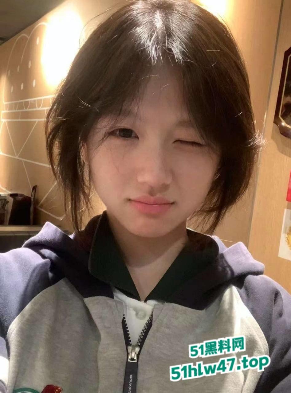 上海反差女大学生【张瑜璇】颜值超甜美的性感嫩妹，给男友发洗澡自慰视频被曝光。-12