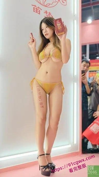 广州成人展美女云集福利姬当众舔奶，美女云集火辣开场-1