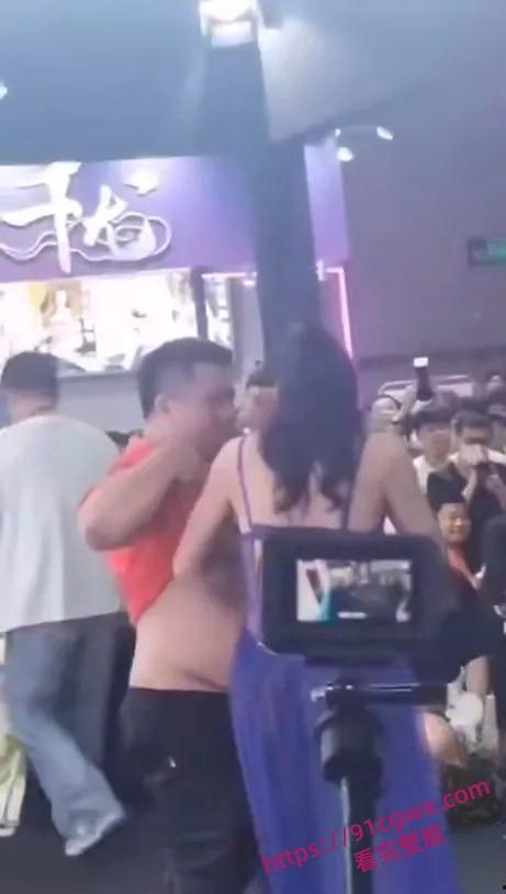 广州成人展美女云集福利姬当众舔奶，美女云集火辣开场-6