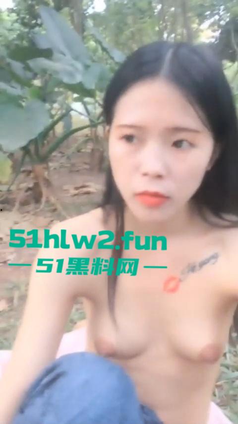 牛逼情侣，户外在公园大白天开始黄播，寻求流量丝毫不顾及路人开始博眼球遭到路人曝光，引发网友们热议。-9