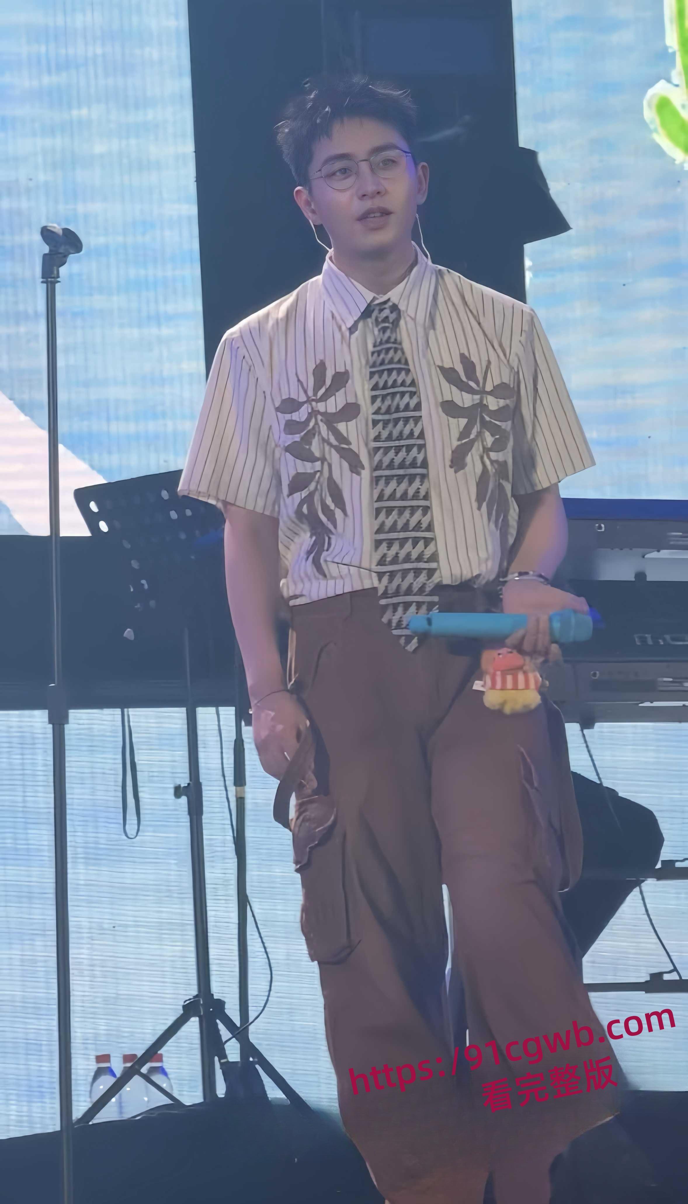 中国男歌手焦迈奇gay圈天菜被资方大佬当狗一样捆绑调教却一脸享受，焦贵妃果然是不同凡响！-1